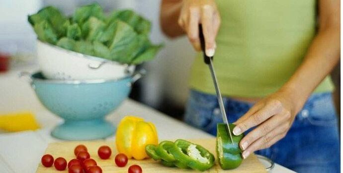 Een groentesalade koken voor het avondeten volgens de principes van goede voeding voor een slank figuur